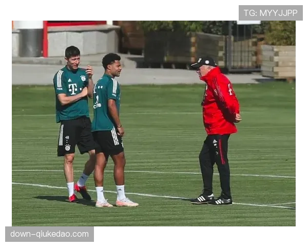 特写：训练场上，拜仁助教分析团队如何使用平板电脑进行实时战术调整